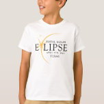 Camiseta Eclipse solar total de 2024 Texas Black & Gold mod<br><div class="desc">Presentamos nuestra moderna camiseta Personalizado Eclipse Solar Total 2024 Texas Black & Gold, una elegante pieza conmemorativa para este extraño evento celestial. esta camiseta captura la elegancia y emoción del eclipse solar total. Con el año 2024 exhibido con audacia, junto con la ubicación de Texas, sirve como un recuerdo atemporal...</div>