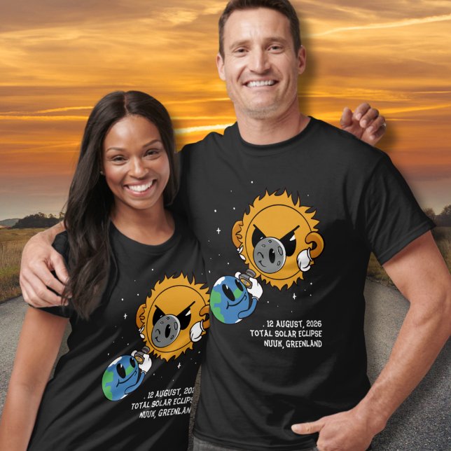 Camiseta Eclipse Total de Sol 2026 Groenlandia Fotobomba (Edit text as required via template, replace city to personalize.)
