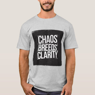 Camiseta Edgy 'Caos engendra claridad' en la tipografía gra
