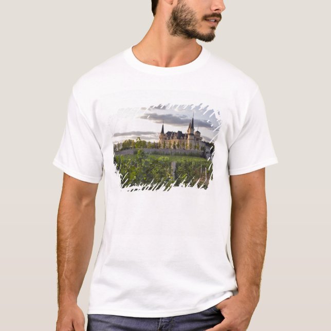 Camiseta Edificio de bodega visto desde el viñedo en (Anverso)