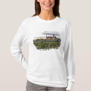 Camiseta Edificio de bodega visto desde el viñedo en