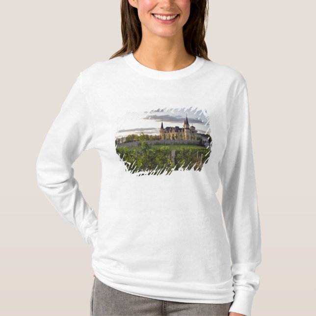 Camiseta Edificio de bodega visto desde el viñedo en (Anverso)