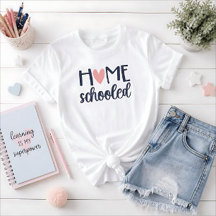 Camiseta Educado en Casa con Corazón Azul Marino y Rosa