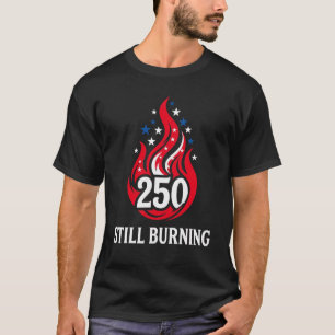 Camiseta EE. UU. 250 aún arde patriótico rojo blanco azul