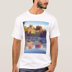 Camiseta EE. UU., Arizona, Sedona. Cathedral Rock reflejand