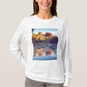 Camiseta EE. UU., Arizona, Sedona. Cathedral Rock reflejand