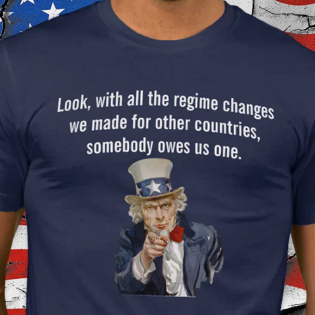 Camiseta EE. UU. Dice Que Alguien Nos Debe Un Cambio De Rég (World Owes US a Regime Change.)