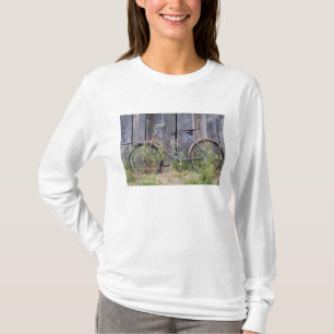 Camiseta EE.UU., Oregón, Bend. Una bicicleta vieja y ruino