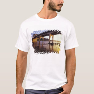 Camiseta EE. UU., Oregón, Florence. Puente Siuslaw y