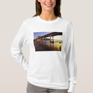 Camiseta EE. UU., Oregón, Florence. Puente Siuslaw y