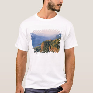 Camiseta EE. UU., Oregón, río Columbia. Atardecer en Crown