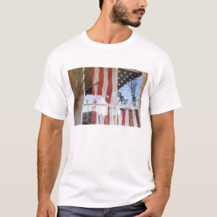 Camiseta EE. UU., Oregón, Shaniko. Bandera en la ventana ju
