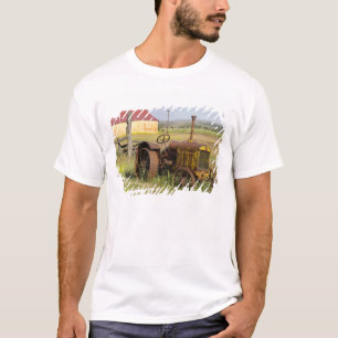 Camiseta EE. UU., Oregón, Shaniko. Tractor viejo oxidado en
