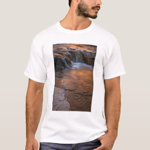 Camiseta EE. UU., Utah, Escalante Wilderness. Cascada en