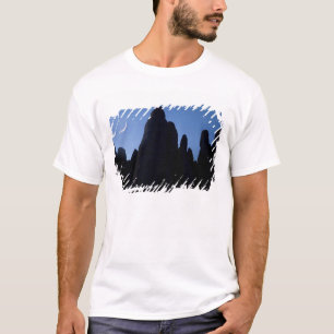 Camiseta EE. UU., Utah, Parque Nacional Arches. Luna crecie