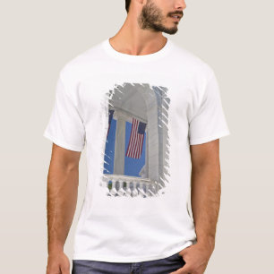 Camiseta EE. UU., VA, Arlington. Se cuelgan banderas estado
