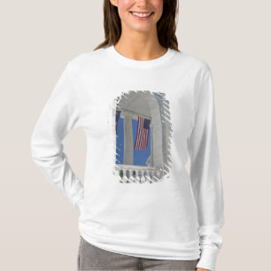 Camiseta EE. UU., VA, Arlington. Se cuelgan banderas estado