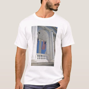 Camiseta EE. UU., VA, Arlington. Se cuelgan banderas estado