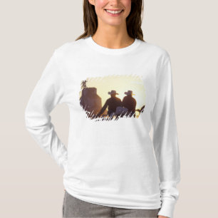 Camiseta EE. UU., Wyoming, Pine Bluffs. Dos hombres se dan