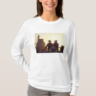Camiseta EE. UU., Wyoming, Pine Bluffs. Dos hombres se dan 
