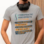 Camiseta Efectos Secundarios Quiroprácticos Divertido Chiro<br><div class="desc">Camiseta de novedad de chiropractor gag para tu ajustador de hueso favorito. El diseño de la camisa dice "Los efectos secundarios quiroprácticos pueden incluir... .Menos dolores de cabeza,  menos estrés." Un regalo perfecto para un cumpleaños y fabuloso para cualquier época del año</div>