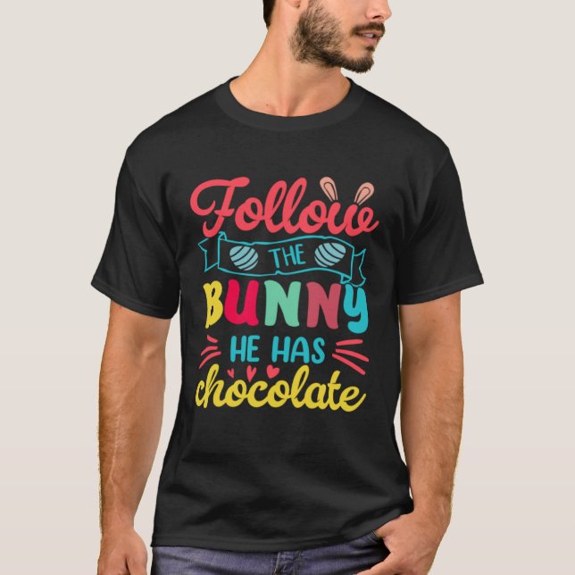 Camiseta Egg Hunting Follow The Bunnt He Has The Chocolate  (Anverso)