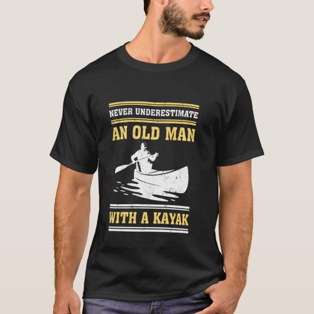 Camiseta El Abuelo Nunca Subestima A Un Viejo Con Un Kaya (Anverso)
