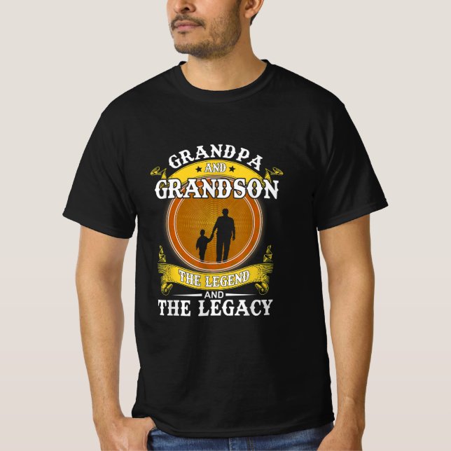 Camiseta El Abuelo Y El Abuelo La Leyenda Y El Legado (Anverso)