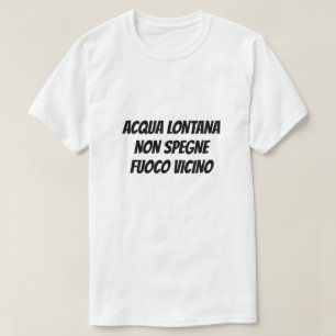 Camiseta El agua a la distancia no apaciguará un fuego a m