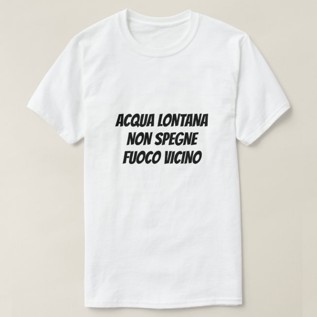 Camiseta El agua a la distancia no apaciguará un fuego a ma (Diseño del anverso)
