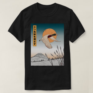 Camiseta El agua permanece quieta después de que un pájaro 