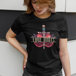 Camiseta El amor duele el corazón y la daga