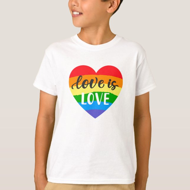 Camiseta El amor es amor corazón arcoiris (Anverso)