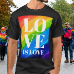 Camiseta El amor es amor orgullo arcoiris<br><div class="desc">Esta camiseta del Orgullo está decorada con LOVE IS LOVE en letras blancas en negrita sobre un fondo de arcoiris color agua de rojo,  naranja,  amarillo,  verde,  azul y morado. Acuarela original © Michele Davies.</div>