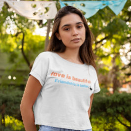 Camiseta El amor es hermoso, la amistad es mejor