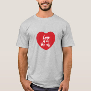 Camiseta El amor está en el aire el corazón rojo escritura 