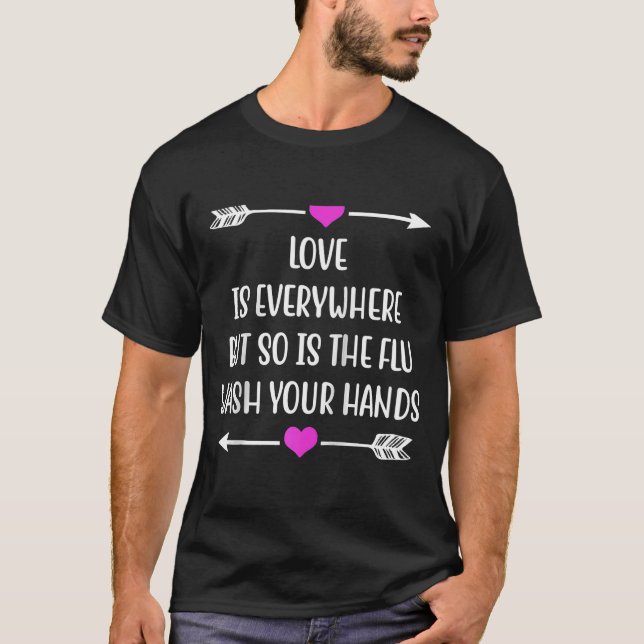 Camiseta El Amor Está En Todas Partes Pero También Lo Está  (Anverso)