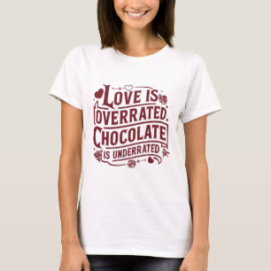 CAMISETA EL AMOR ESTÁ SOBRESTIMADO. EL CHOCOLATE ESTÁ SUBES