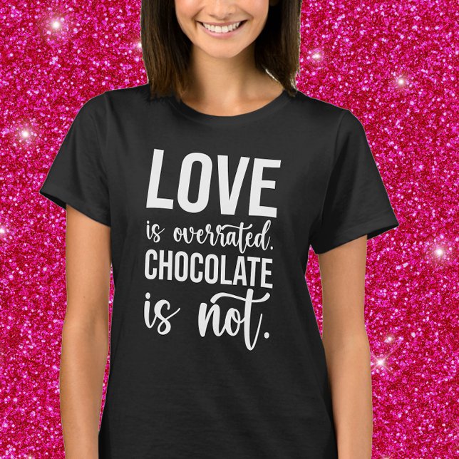 Camiseta El amor está sobrevalorado. El chocolate no lo es. (Subido por el creador)