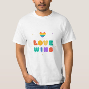 Camiseta El amor gana con un corazón arcoiris