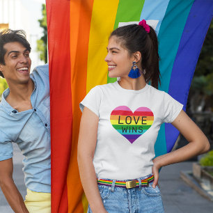 Camiseta El amor gana el mes del orgullo cardíaco arcoiris