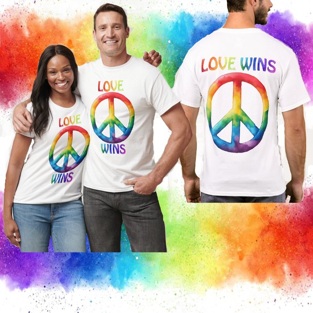 Camiseta El amor gana el signo de la paz del arco iris (Part of our Pride collection! Love Wins t-shirts with rainbow peace signs on teh front and back!)