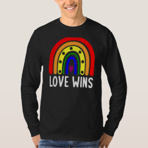 Camiseta El amor gana la señal de paz del arcoiris del boho