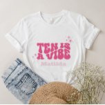 Camiseta el arco iris diez es un color rosa rosado retro de<br><div class="desc">groovy rainbow ten es un vibe retro de los años 60 daisy fresco rosa chaval minimalista tipografía moderna elegante divertido decoración de fiesta de 10 años T-Shirt.</div>