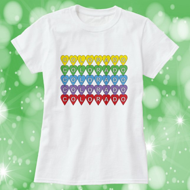Camiseta El arcoiris del estado colorado de Estados Unidos (A tshirt with the word Colorado in yellow, green, blue, purple and red hearts.)