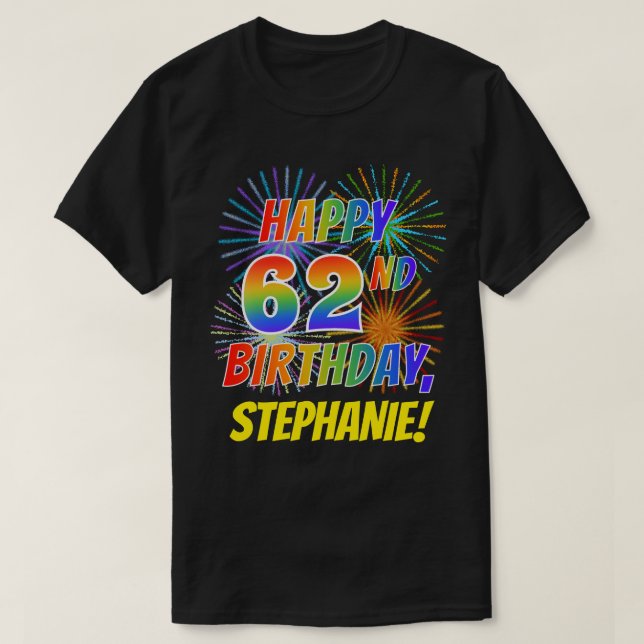 Camiseta El arcoiris parece FELIZ CUMPLEAÑOS 62; fuegos art (Diseño del anverso)