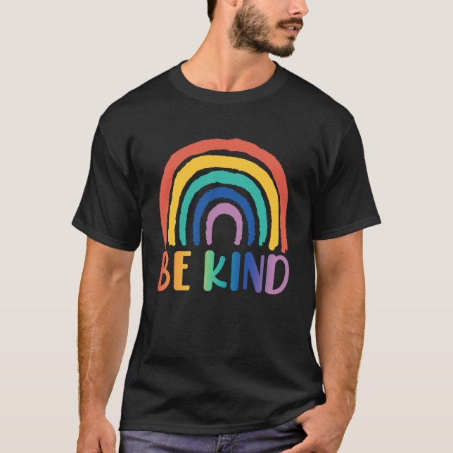 Camiseta El Arcoiris Sea Amable Querida Persona Detrás De M (Anverso)