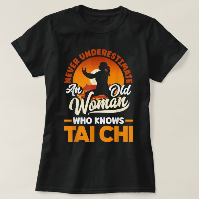 Camiseta El arte marcial de tai chi nunca subestima a una a (Diseño del anverso)