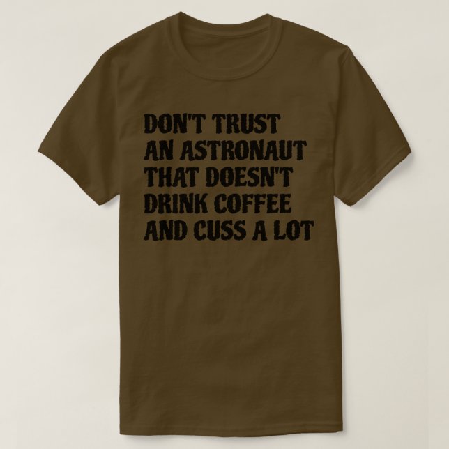 Camiseta El Astronauta Que Bebe Café Se Lanza Mucho (Diseño del anverso)