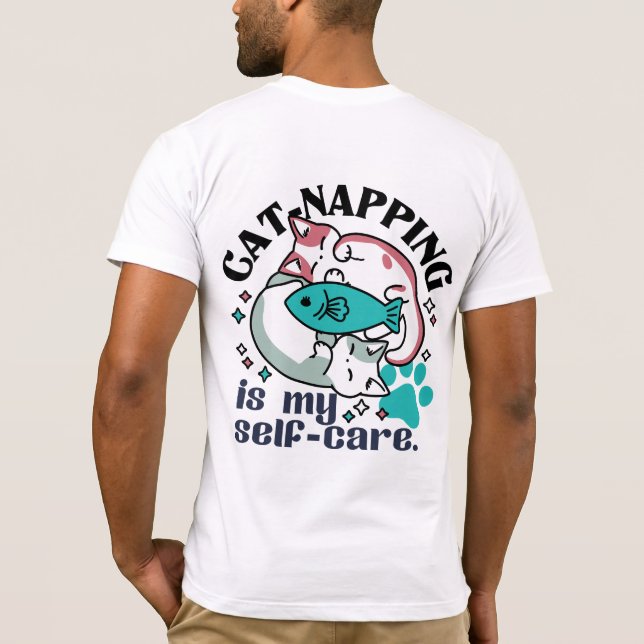 Camiseta El Ataque Al Gato Es Mi Autocuidado: Gatos Cuestos (Reverso)
